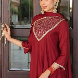 Janasya Women Floral Yoke Design Regular Gotta Patti Kurta with Trousers & With Dupatta image 5