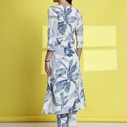 Merira Women Floral Printed Regular Kurta with Trousers image 3