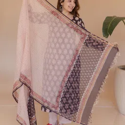 THE INDIAN ETHNIC CO Floral Block Printed Kota Doria Cotton Dupatta image 2