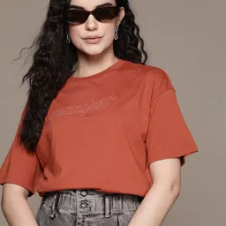 The Roadster Lifestyle Co. Typography Embroidered Drop-Shoulder Sleeves Longline T-shirt-image-55