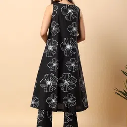 aayusika Women Floral Printed Regular Kurta with Trousers image 3