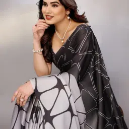 FABMORA Black & White Printed Saree with Unstitched Blouse image 4