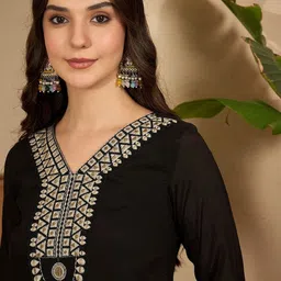 Sangria Women Floral Embroidered Pleated Thread Work Kurta Set-image-60