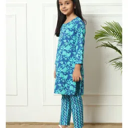 READIPRINT Three Forth Sleeves Floral Printed Kurta With Chevron Printed Pant - Blue image 4