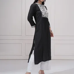 Vishudh Floral Embroidered Round Neck Thread Work Pleated Straight Kurta image 3