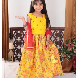 Kinder Kids Sleevless Flower Embroidered Choli & Floral Printed Lehenga With Dupatta - Yellow-picture-23