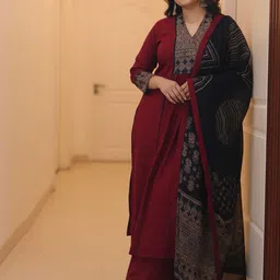 Aaghnya Women Plus Size Red Rayon Blend Printed Straight Kurta Set With Dupatta-image-81