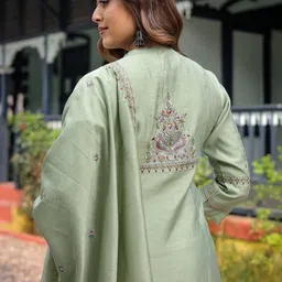 CANIZZARO Women Ethnic Motifs Embroidered Regular Thread Work Kurta Set image 4