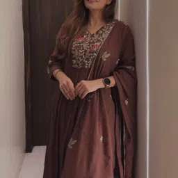 MILAAV Women Floral Embroidered Regular Thread Work Kurta with Trousers & With Dupatta image 2