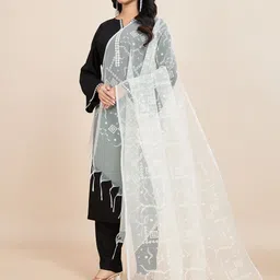 House of Pataudi Floral Embroidered Dupatta image 3