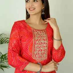 Ruaati Women Bandhani Printed Regular Sequinned Pure Silk Kurta with Trousers & With Dupatta image 3