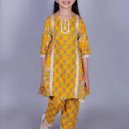 FabJunior Girls Floral Printed Panelled Gotta Patti Kurta with Trousers-picture-25