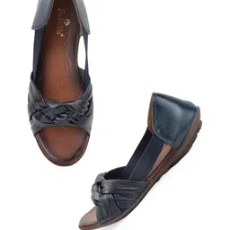 Dollphin Women Round Mojaris Flats image 4