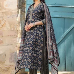 HERE&NOW Women Floral Printed Regular Kurti with Trousers & With Dupatta image 2