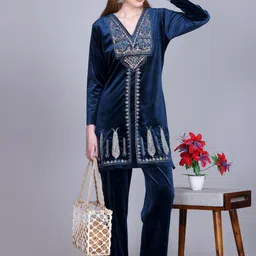 Falicana Embroidered V-Neck Velvet Tunic With Trouser image 5