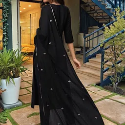 Anni Designer Women Embroidered Thread Work Kurta Set With Dupatta image 3