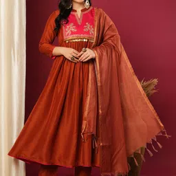 DIVASTRI Floral Yoke Design Zari Mandarin Collar Anarkali Kurta With Trousers & Dupatta-image-5