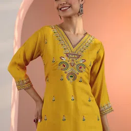 Libas Women Ethnic Motifs Embroidered Regular Kurta with Trousers & Dupatta image 2