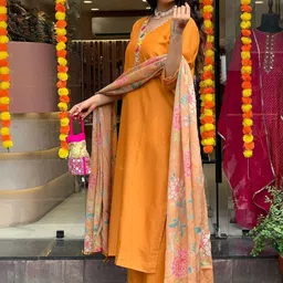 DIVASTRI Women Floral Embroidered Regular Sequinned Pure Cotton Kurta with Palazzos & With Dupatta image 3