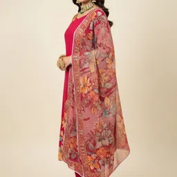 TRUE SISTERS Women Floral Printed Regular Kurta with Trousers & With Dupatta image 4