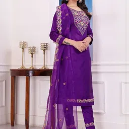 AVNISA ENTERPRISE Floral Yoke Design Thread Work Straight Kurta With Trousers & Dupatta image 4