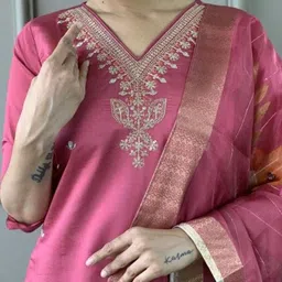 VARNI FABRICS Women Floral Embroidered Kurta with Trousers & Dupatta image 2