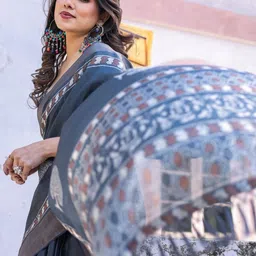 SHREEMALL Floral Printed Zari Saree With Blouse Piece image 3