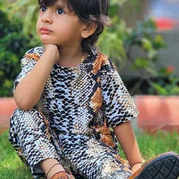 YK Boys Printed T-shirt With Trousers image 3