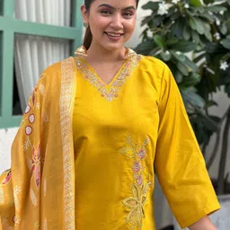 VredeVogel Women Floral Embroidered Regular Thread Work Kurta with Trousers & With Dupatta-picture-25