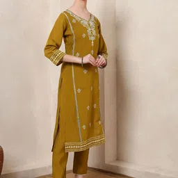 Spera Floral Embroidered V-Neck Zari Straight Kurta With Trousers And Dupatta image 5
