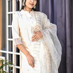 VredeVogel Floral Embroidered Thread Work Mandarin Collar Kurta with Trouser & Dupatta image 5