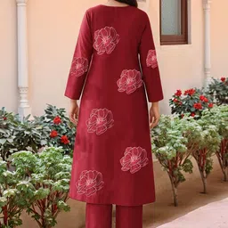 Aaghnya Floral Printed V-Neck Straight Kurta With Trousers image 3