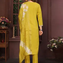 DIVASTRI Floral Embroidered Sequined V-Neck Straight Kurta With Trousers & Dupatta image 4