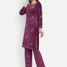 FNOCKS Women Regular Beads and Stones Velvet Kurta with Pyjamas image 3