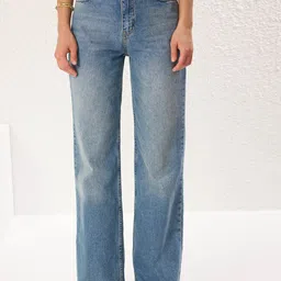 Trendyol Women Regular Fit Mid-Rise Clean Look Light Fade Jeans-image-75
