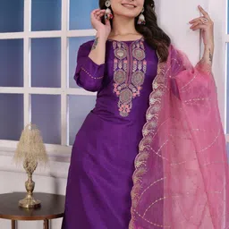 AVNISA ENTERPRISE Women Ethnic Motifs Embroidered Regular Kurta & Trousers With Dupatta image 4