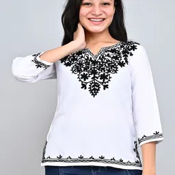 BlueWears Ethnic Motifs Embroidered V-Neck Thread Work Thread Work Kurti image 2