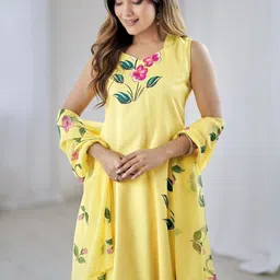 TURITY Women Floral Printed Regular Chanderi Silk Kurta with Trousers & With Dupatta image 5