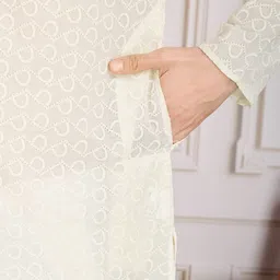 House of Pataudi Thread Embroidered Straight Kurta Set image 4