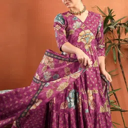 Da Vastraagaar Women Floral Printed Tiered Pure Cotton Kurta with Palazzos & With Dupatta image 3
