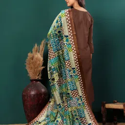 Varanga V-Neck Straight Kurta with Trousers And Dupatta image 5