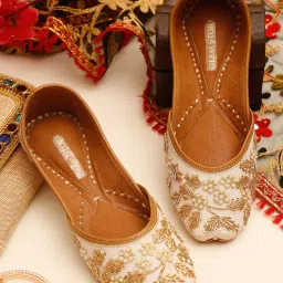 Glam Story Women's White Ethnic Juttis image 1