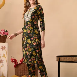 BKApparels Floral Printed Regular Pure Cotton Straight Kurta With Trousers image 3