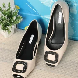 Elle Women's Cream Casual Pumps image 1