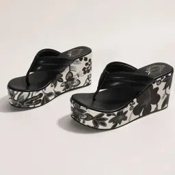 Shoetopia Women's Black Thong Wedges image 1