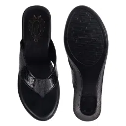 Shoetopia Women's Black Thong Wedges image 3