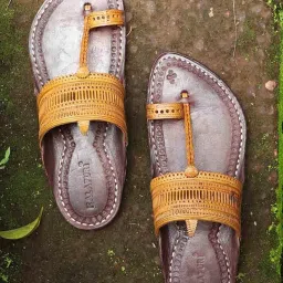 Kalapuri Men's Yellow Kolhapuri Sandals image 1