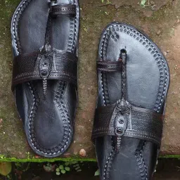 Kalapuri Men's Black Kolhapuri Sandals image 1