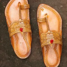 Kalapuri Men's Yellow Kolhapuri Sandals image 1