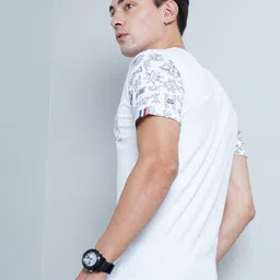 THE BEETEL HOUSE Men Printed Bio Finish Pockets Slim Fit T-shirt image 4